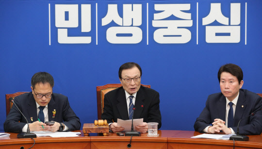 이해찬 민주당 대표가 20일 국회에서 열린 최고위원회의에서 발언하고 있다. 연합뉴스